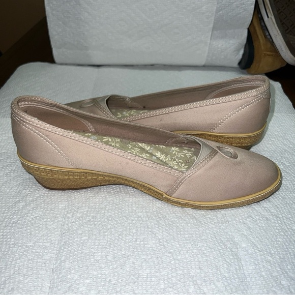 Grasshoppers Women's Size 9M- Beige/Tan Ortholite Shoes Wedge Heel Slip On - Picture 8 of 11